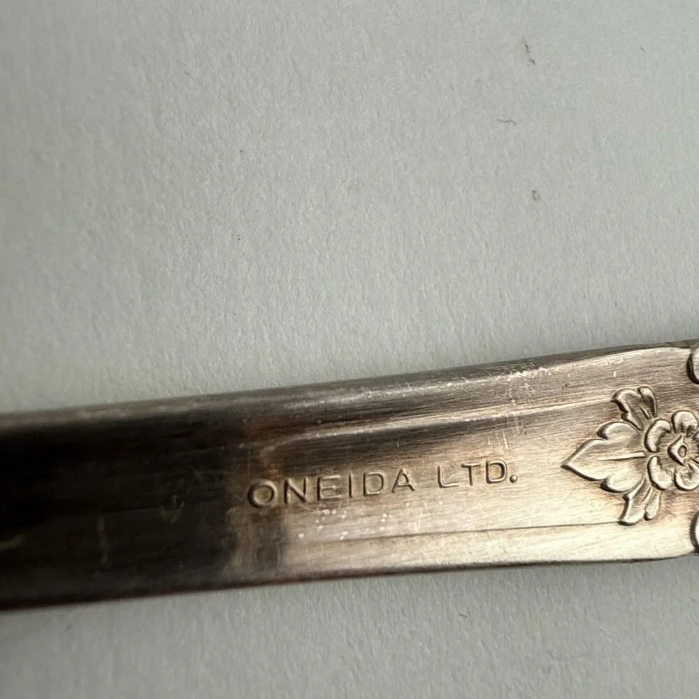 Wm A Rogers 1940 ARTISTIC Pattern Sugar Spoon & Butter Knife Oneida Ltd